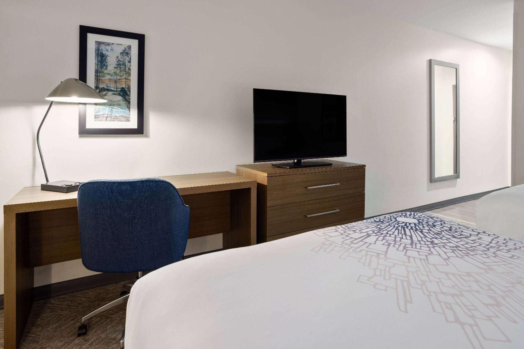 La Quinta Inn & Suites By Wyndham Локуст-Гров Экстерьер фото